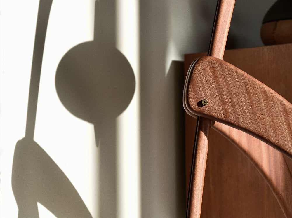Derrière chaque lampe, une maison parisienne, son atelier et le designer qui en a ravivé la flamme.